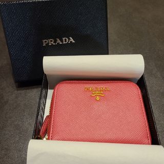 PRADA - 未使用保管品 PRADA プラダ ロゴ 刻印 サフィアーノ PRADA - 未使用保管品 PRADA プラダ ロゴ 刻印 サフィアーノ