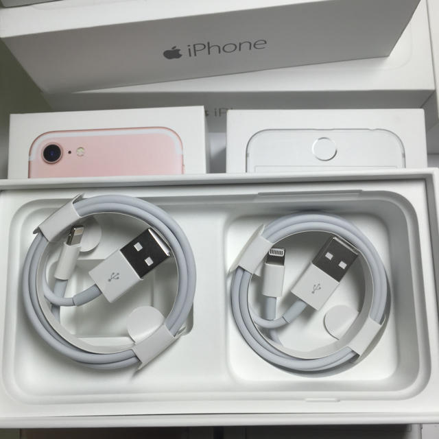 Apple(アップル)の2本「正規品」アップルiPhone充電ケーブル 充電器 充電ケーブル スマホ/家電/カメラのスマートフォン/携帯電話(バッテリー/充電器)の商品写真