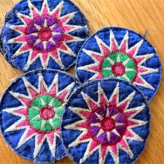 ピープルツリー(People Tree)のモン族古布 アンティーク 刺繍ワッペン 4個セット(各種パーツ)