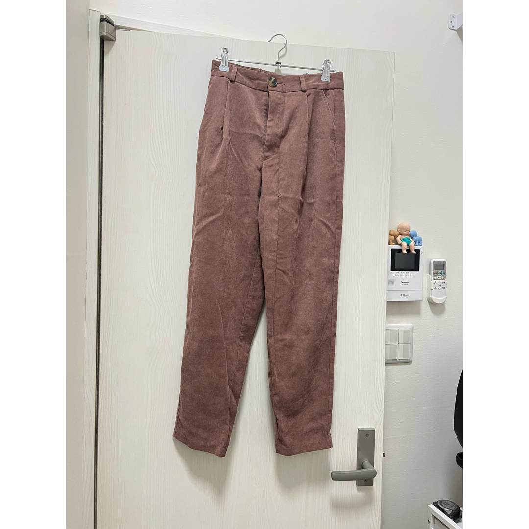 GU(ジーユー)のコーデュロイタックテーパードパンツ レディースのパンツ(カジュアルパンツ)の商品写真