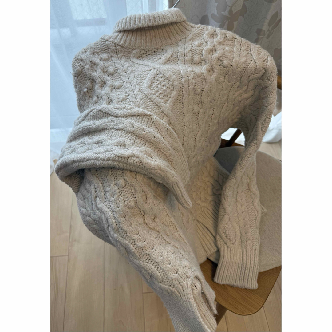 ZARA(ザラ)のアラン　セーター　ニット　アイボリー　あみ編み　ポコポコ　白ニット レディースのトップス(ニット/セーター)の商品写真