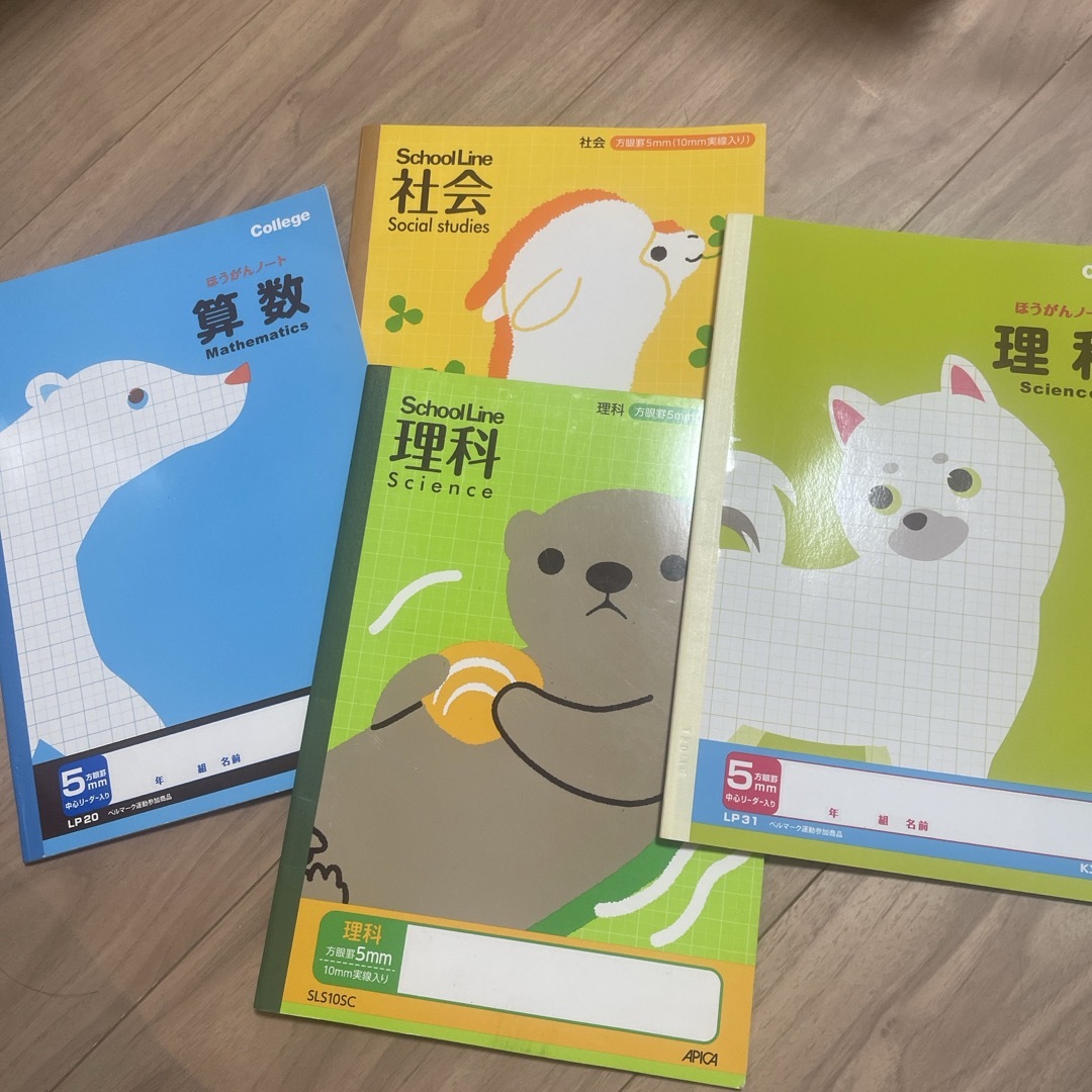 【ユナ様専用】collage 5㎜方眼ノート4冊セット+2冊 インテリア/住まい/日用品の文房具(ノート/メモ帳/ふせん)の商品写真