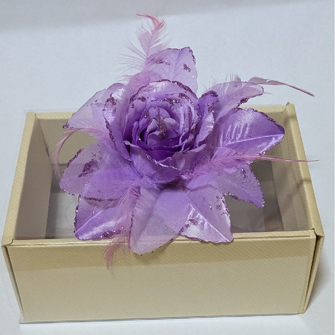 ラベンダー 花 コサージュ　ラメ　式　カラオケ　発表会　造花　羽根　フォーマル レディースのアクセサリー(ブローチ/コサージュ)の商品写真
