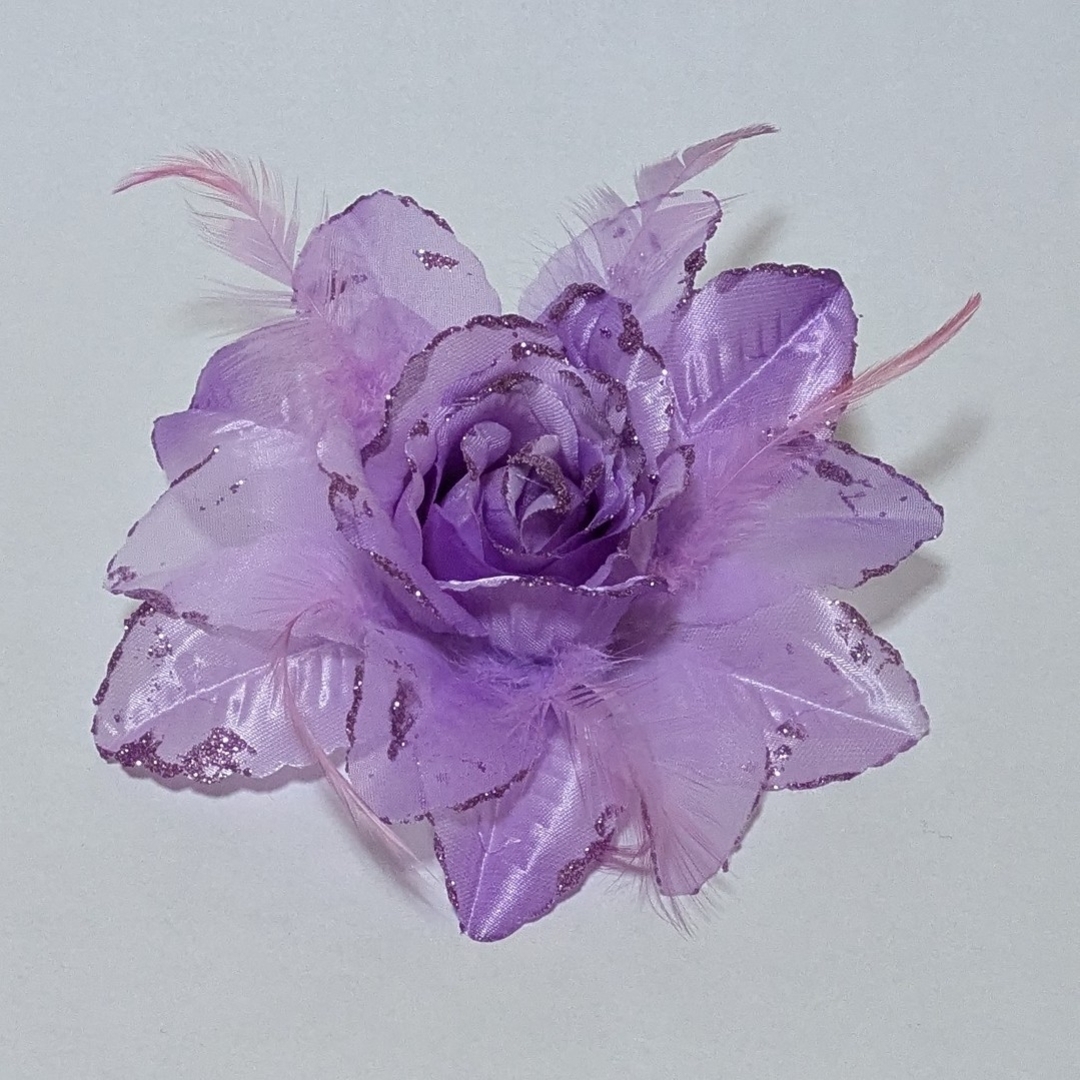 ラベンダー 花 コサージュ　ラメ　式　カラオケ　発表会　造花　羽根　フォーマル レディースのアクセサリー(ブローチ/コサージュ)の商品写真