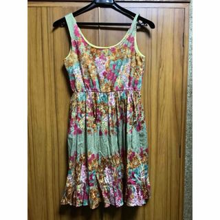 ミーアンドミークチュール(me & me couture)の花柄ノースリーブワンピース　Mサイズ　ポケットあり　訳あり(ひざ丈ワンピース)
