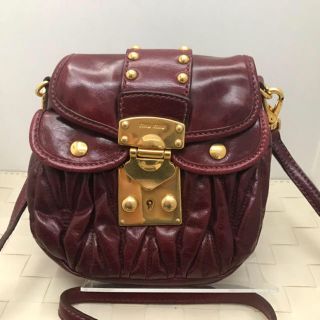 ミュウミュウ(miumiu)のmiumiu 美品☆2way ショルダーバッグ ポーチ マトラッセ ミュウミュウ(ショルダーバッグ)