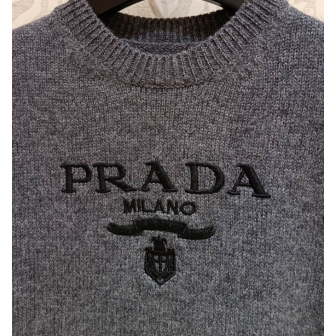 PRADA グレー ロゴ刺繍 長袖ニット