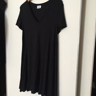 ザラ(ZARA)のZARA 新品 カットソー素材ワンピ！Vネック(ひざ丈ワンピース)