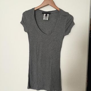 ビーシービージーマックスアズリア(BCBGMAXAZRIA)の新品！ＢＣＢＧ 上品なVネックリブTシャツ(Tシャツ(半袖/袖なし))