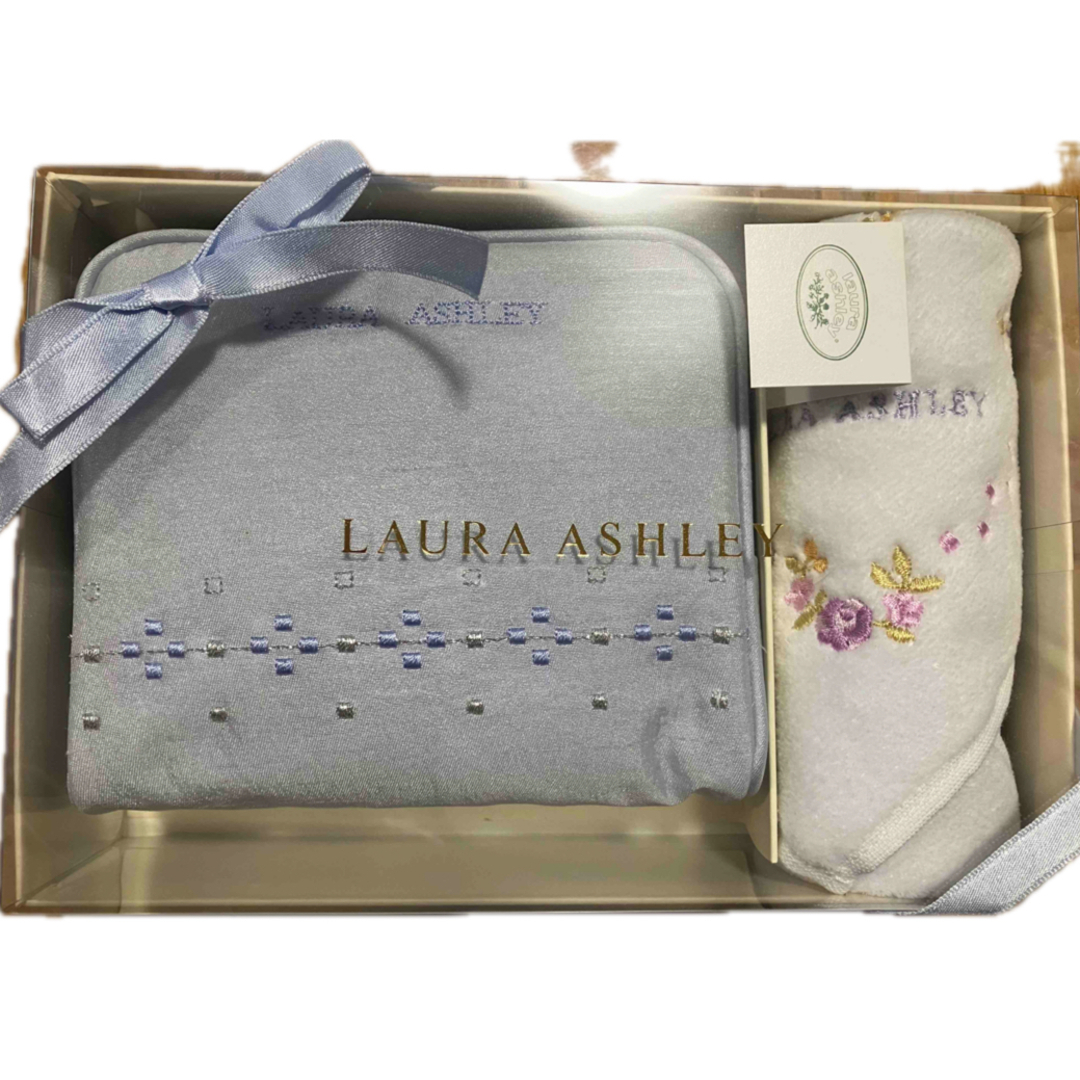 LAURA ASHLEY(ローラアシュレイ)のポーチとハンカチセット レディースのファッション小物(ポーチ)の商品写真
