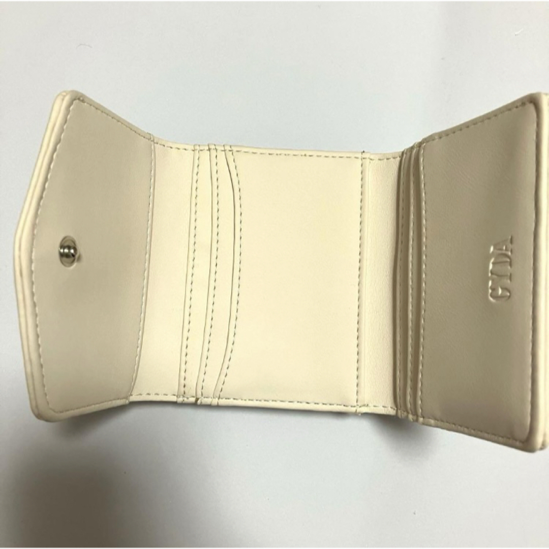 GYDA(ジェイダ)の新品未使用　GYDA　ジェイダ　口金ミニ財布　フェイクレザー　三つ折り財布　無地 レディースのファッション小物(財布)の商品写真