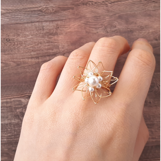 クリスタルパールとワイヤーの指輪　classic flower(リング)