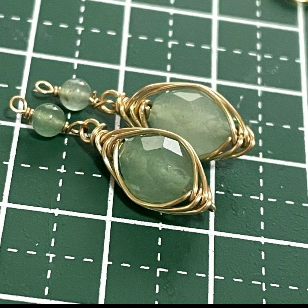 天然石グリーンアベンチュリン巻きピアス ハンドメイドのアクセサリー(ピアス)の商品写真