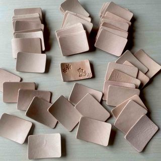 ヌメ革 ハギレ　しかく タグ　50枚セット　1.5mm厚(各種パーツ)