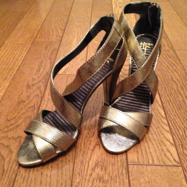 ZARA(ザラ)のZARA ゴールドサンダル♪ レディースの靴/シューズ(サンダル)の商品写真
