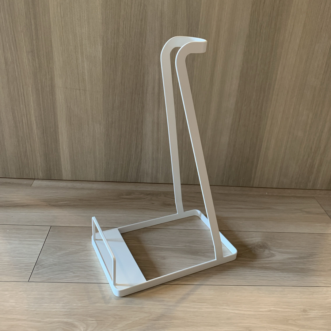 Yamazaki(ヤマザキジツギョウ)のYamazaki tower 掃除機スタンド ホワイト 山崎実業 スマホ/家電/カメラの生活家電(掃除機)の商品写真