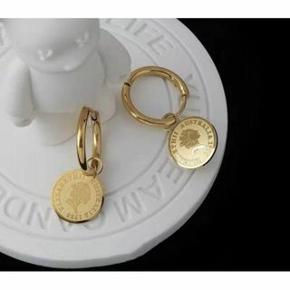 エリザベスコイン フープピアス 金アレ対応 チタン ピアス ドロップ コイン柄