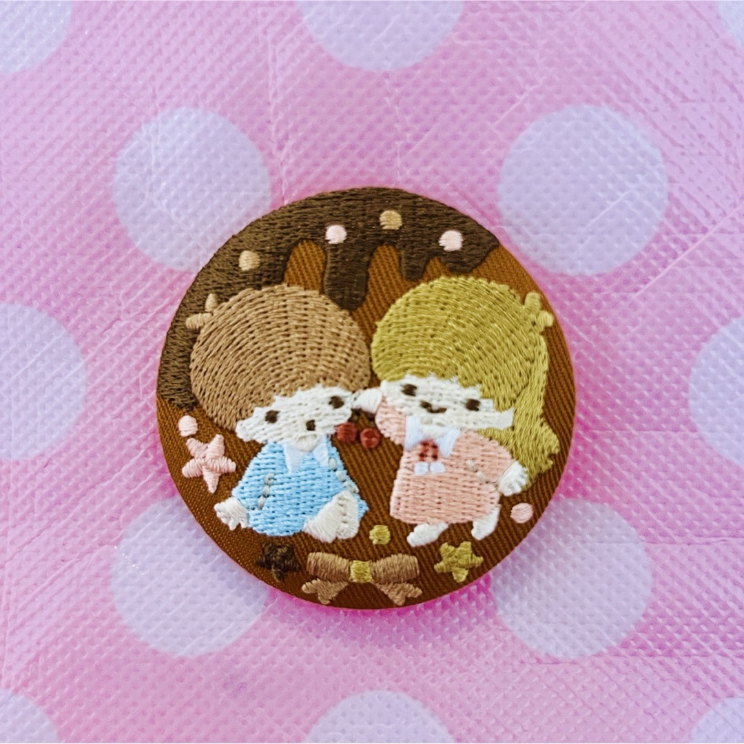 リトルツインスターズ(リトルツインスターズ)のサンリオ刺繍缶バッチ キキララ エンタメ/ホビーのおもちゃ/ぬいぐるみ(キャラクターグッズ)の商品写真