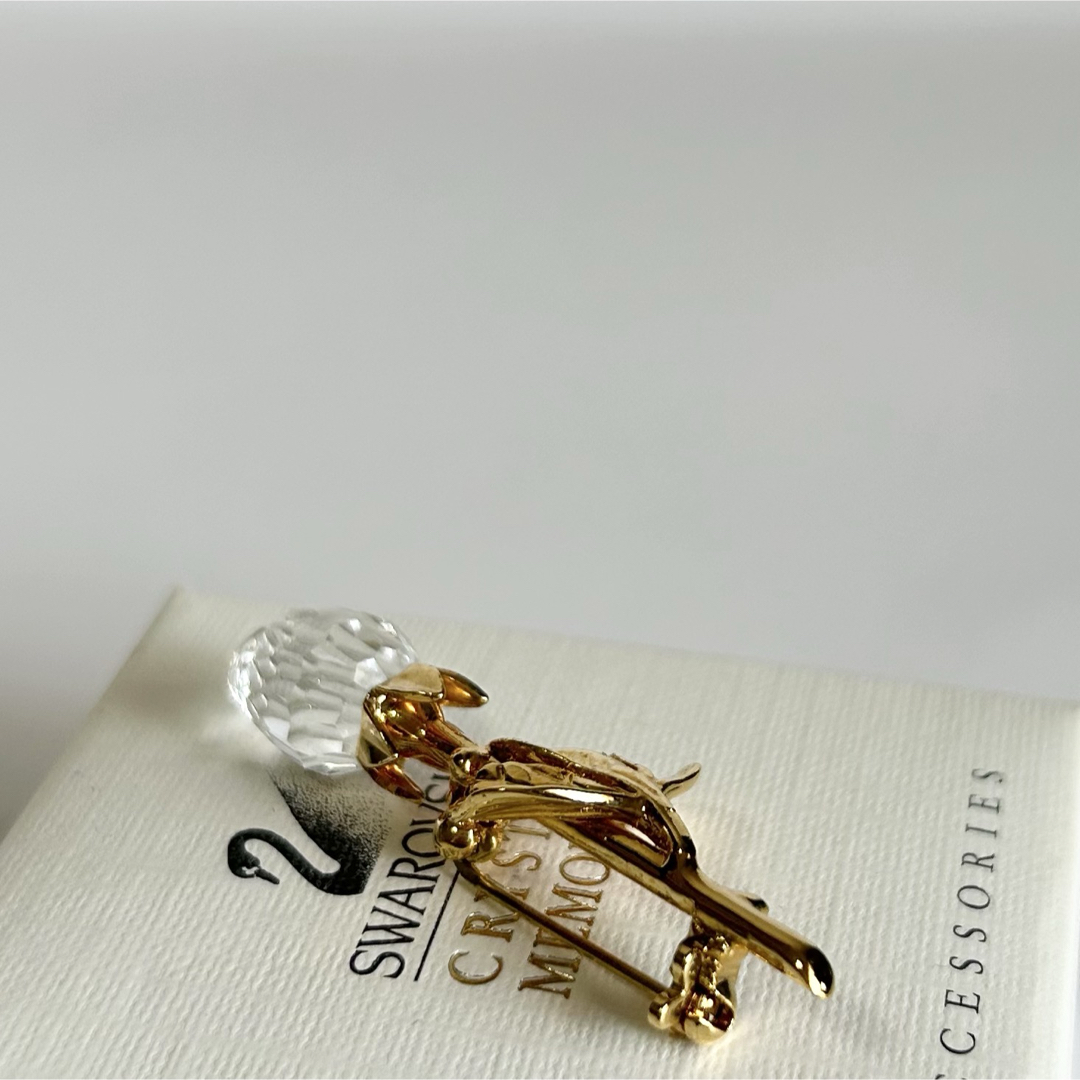 SWAROVSKI(スワロフスキー)の美品 SWAROVSKI スワロフスキー フラワーモチーフ ブローチ レディースのアクセサリー(ブローチ/コサージュ)の商品写真