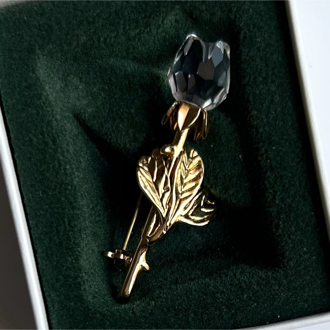 SWAROVSKI(スワロフスキー)の美品 SWAROVSKI スワロフスキー フラワーモチーフ ブローチ レディースのアクセサリー(ブローチ/コサージュ)の商品写真