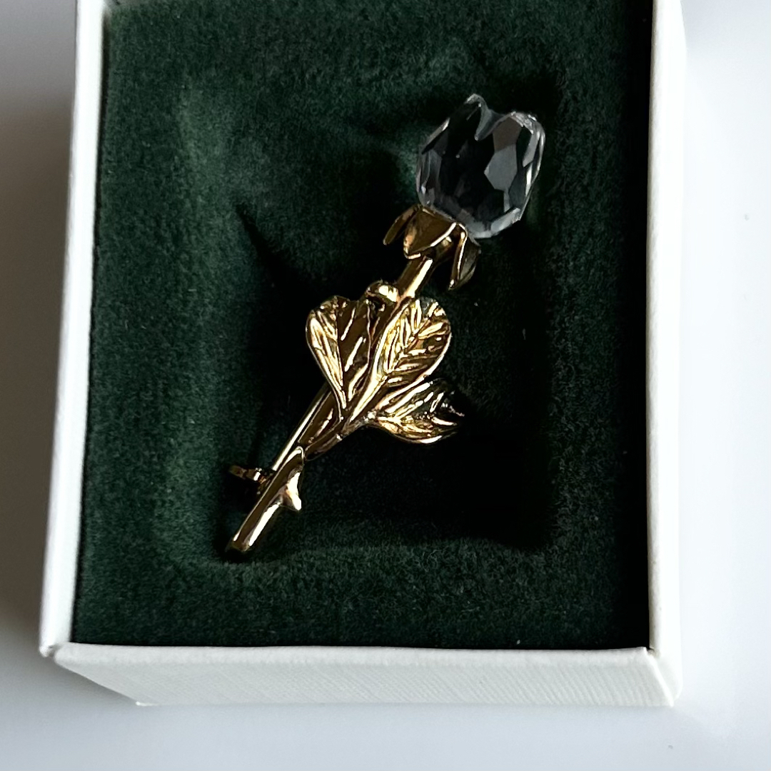 SWAROVSKI(スワロフスキー)の美品 SWAROVSKI スワロフスキー フラワーモチーフ ブローチ レディースのアクセサリー(ブローチ/コサージュ)の商品写真