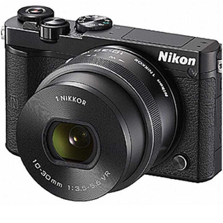 ニコン(Nikon)の専用 ほぼ新品 Nikon 1 J5 標準パワーズームレンズキット ブラック(ミラーレス一眼)
