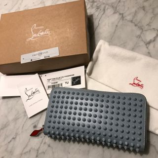 クリスチャンルブタン(Christian Louboutin)の美品 入手困難定価9.18万円クリスチャンルブタン 長財布 スパイクスタッズ水色(財布)