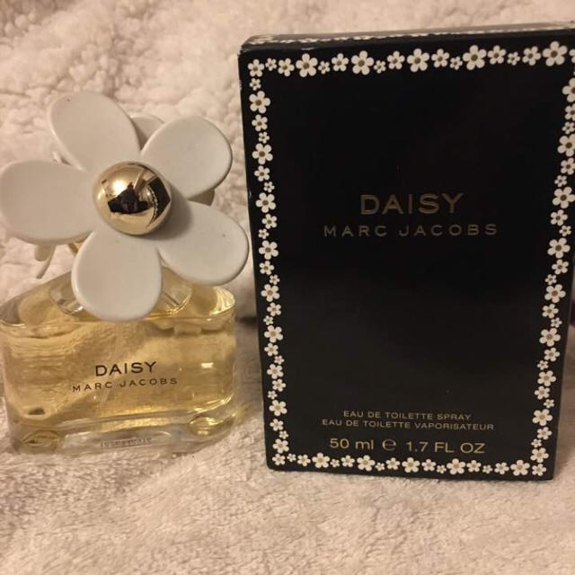 MARC BY MARC JACOBS(マークバイマークジェイコブス)のMARC JACOBS DAISY オードトワレ 50ml コスメ/美容の香水(香水(女性用))の商品写真