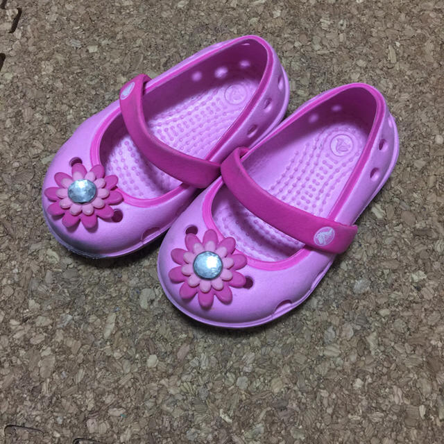 crocs(クロックス)のcrocs  花ビジューサンダル キッズ/ベビー/マタニティのベビー靴/シューズ(~14cm)(サンダル)の商品写真