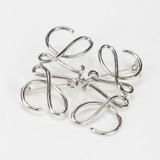 LOEWE - 極美品 LOEWE ロエベ アナグラム ブローチ メタル LOEWE - 極美品 LOEWE ロエベ アナグラム ブローチ メタル