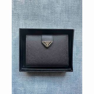 PRADA - プラダ 折財布 サフィアーノ 紺 ロゴ 保存箱 レザー PRADA - プラダ 折財布 サフィアーノ 紺 ロゴ 保存箱 レザー