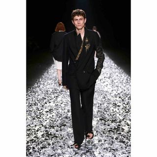 DRIES VAN NOTEN(テーラードジャケット)のフリマアイテム一覧 DRIES VAN NOTEN(テーラードジャケット)のフリマアイテム一覧