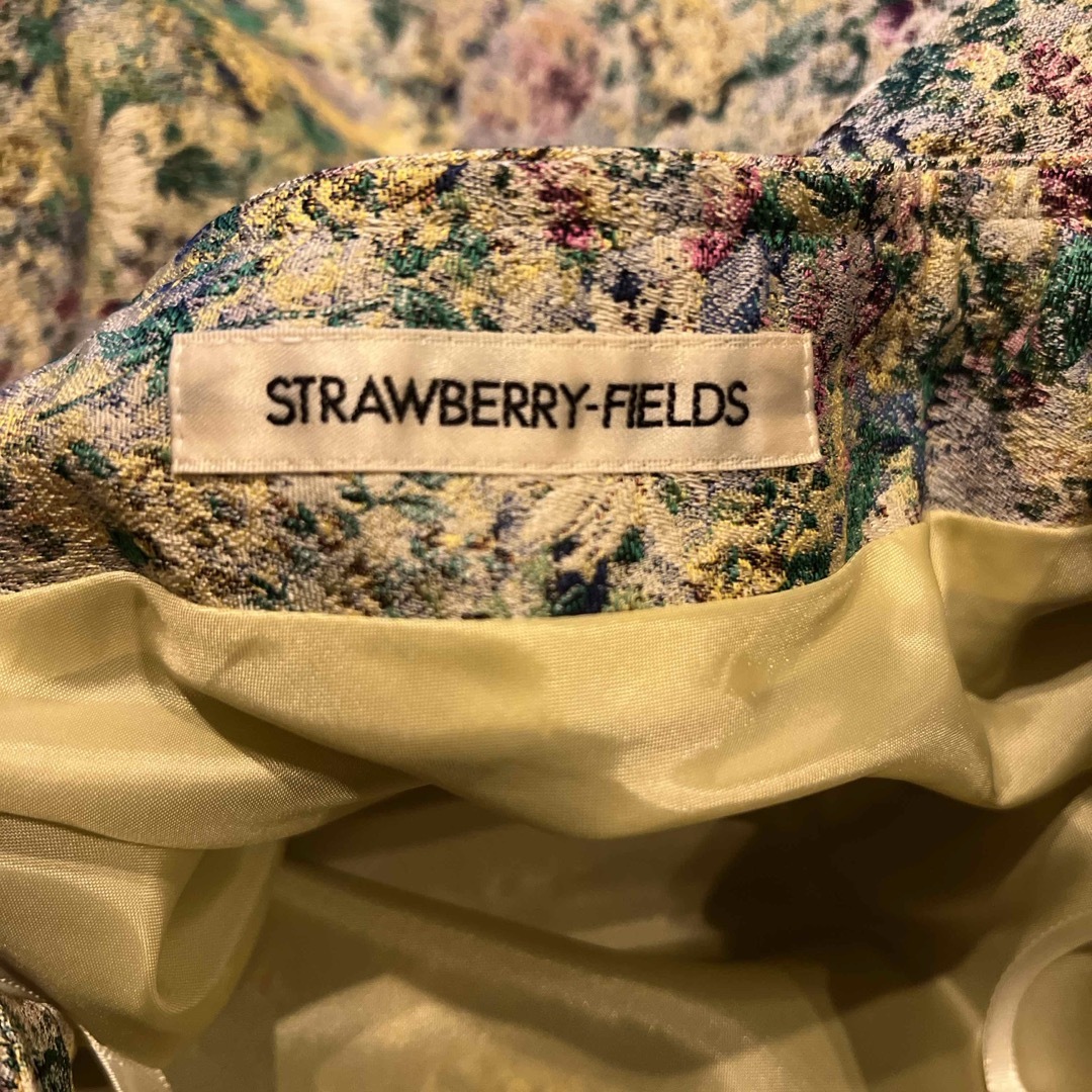 STRAWBERRY-FIELDS(ストロベリーフィールズ)のSTRAWBERRY-FIELDS  花柄スカート レディースのスカート(ひざ丈スカート)の商品写真
