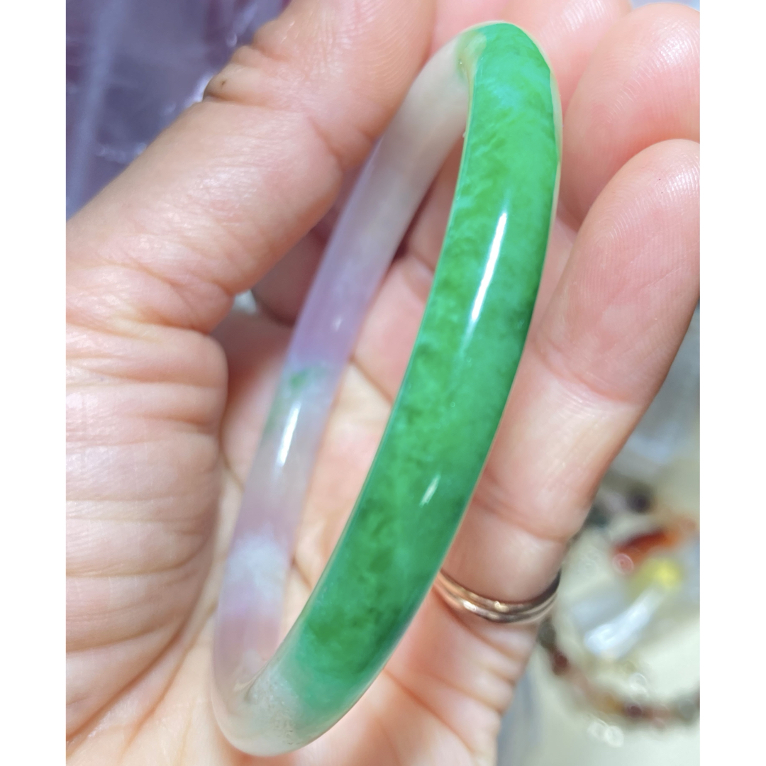 稀少）レア）天然翡翠バツグルです（すこし紫かかってます レディースのアクセサリー(ブレスレット/バングル)の商品写真