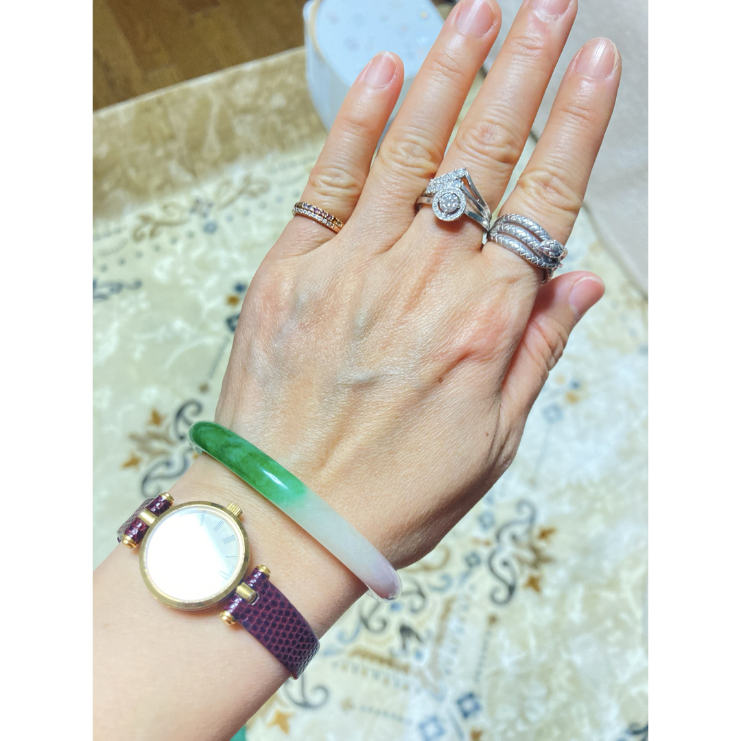 稀少）レア）天然翡翠バツグルです（すこし紫かかってます レディースのアクセサリー(ブレスレット/バングル)の商品写真