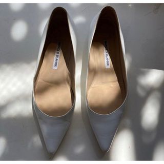 MANOLO BLAHNIK(ホワイト/白色系)のフリマアイテム一覧 MANOLO BLAHNIK(ホワイト/白色系)のフリマアイテム一覧
