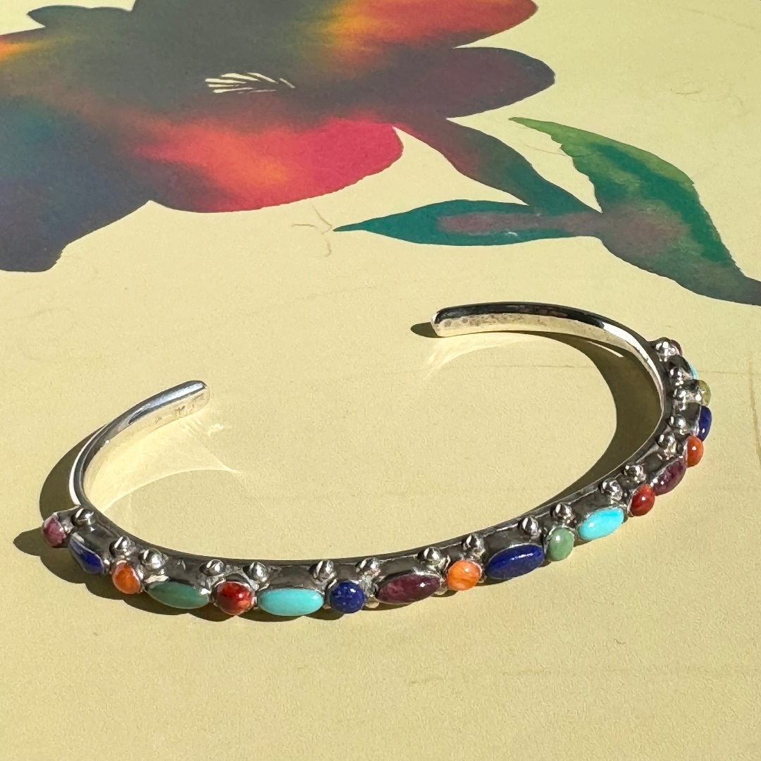 INDIAN JEWELRY - マルチカラー　プチポイント　バングル　ブレスレット　ズニ　インディアンジュエリー
