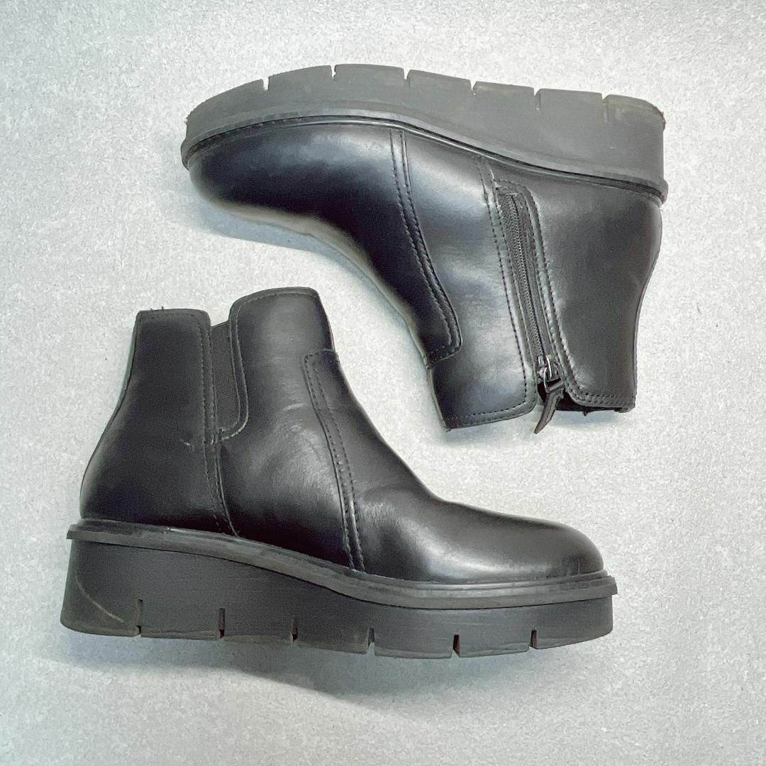 Clarks(クラークス)のクラークス 22.5cm エアラベルジップ ブラック ブーツ ブーティ レディースの靴/シューズ(ブーツ)の商品写真