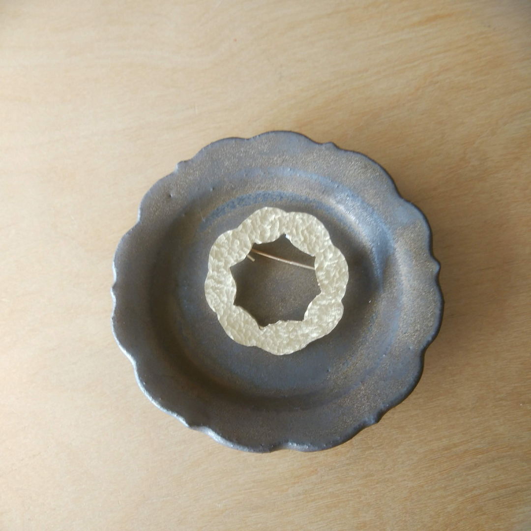 真鍮ブローチ　コサージュ　鎚目　もこもこリース大　卒入学式　フォーマル　コーデ ハンドメイドのアクセサリー(コサージュ/ブローチ)の商品写真