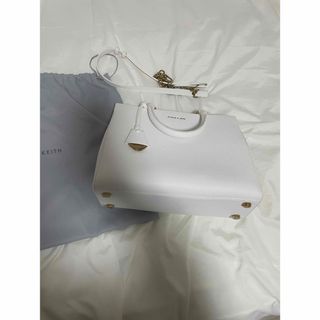 Charles and Keith(バッグ ・ ホワイト/白色系)のフリマ Charles and Keith(バッグ ・ ホワイト/白色系)のフリマ