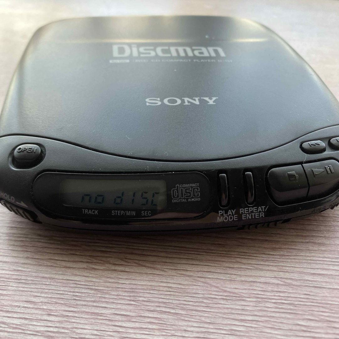SONY(ソニー)のSONY Discman D-131 ポータブルCDプレーヤー スマホ/家電/カメラのオーディオ機器(ポータブルプレーヤー)の商品写真
