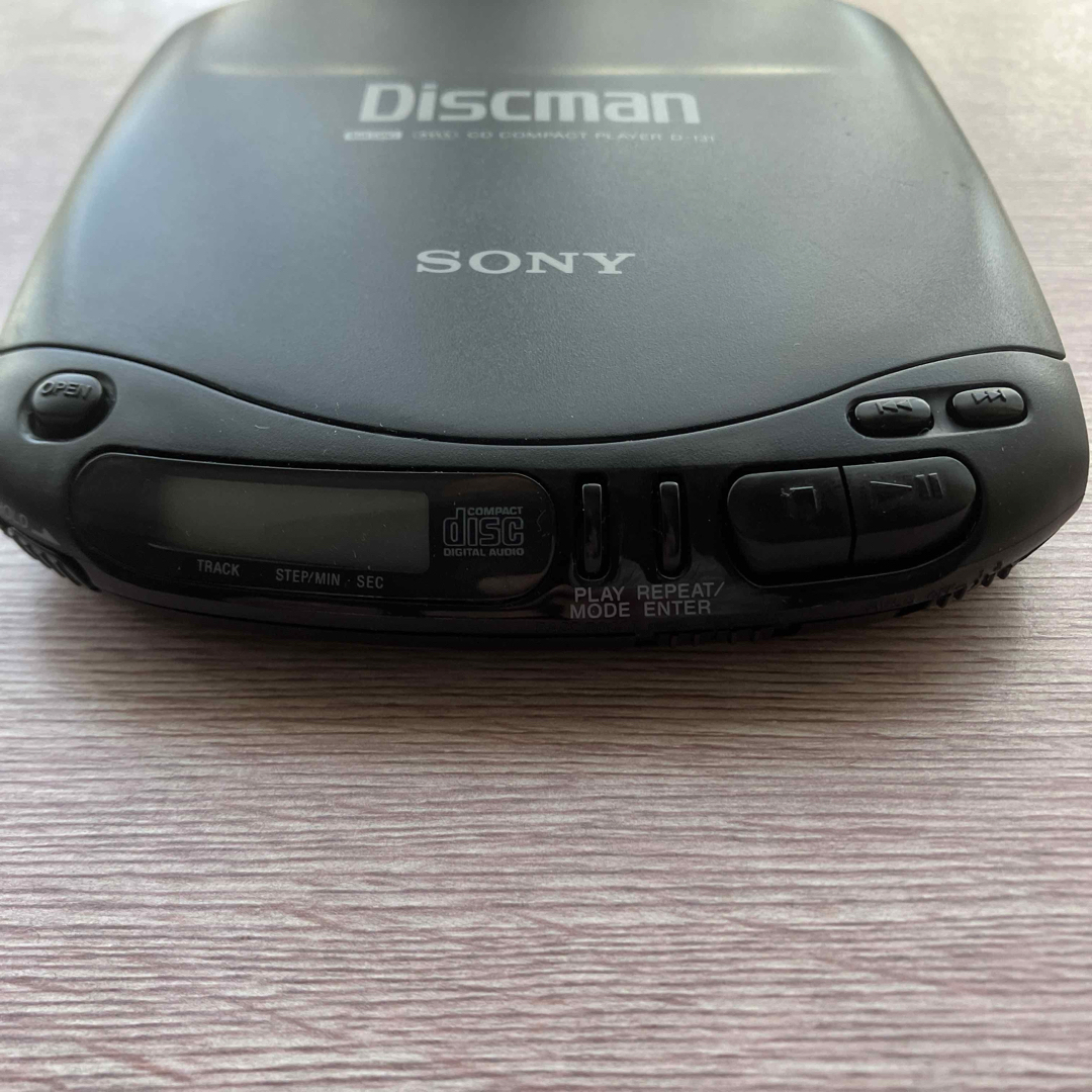 SONY(ソニー)のSONY Discman D-131 ポータブルCDプレーヤー スマホ/家電/カメラのオーディオ機器(ポータブルプレーヤー)の商品写真
