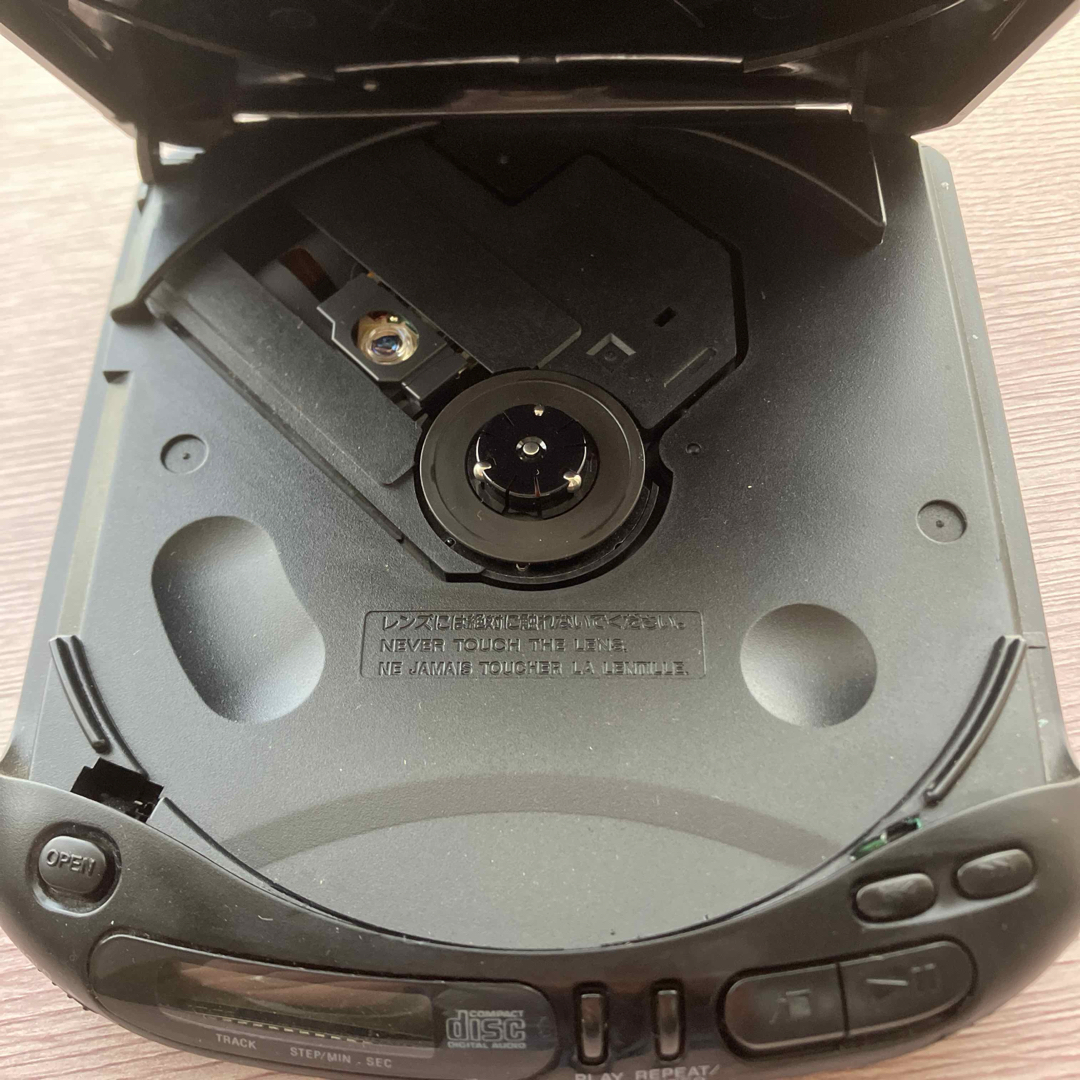 SONY(ソニー)のSONY Discman D-131 ポータブルCDプレーヤー スマホ/家電/カメラのオーディオ機器(ポータブルプレーヤー)の商品写真
