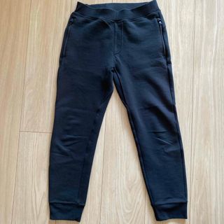 ユニクロ(UNIQLO)のユニクロ　キッズスウェット　ブラック　130センチ(パンツ/スパッツ)