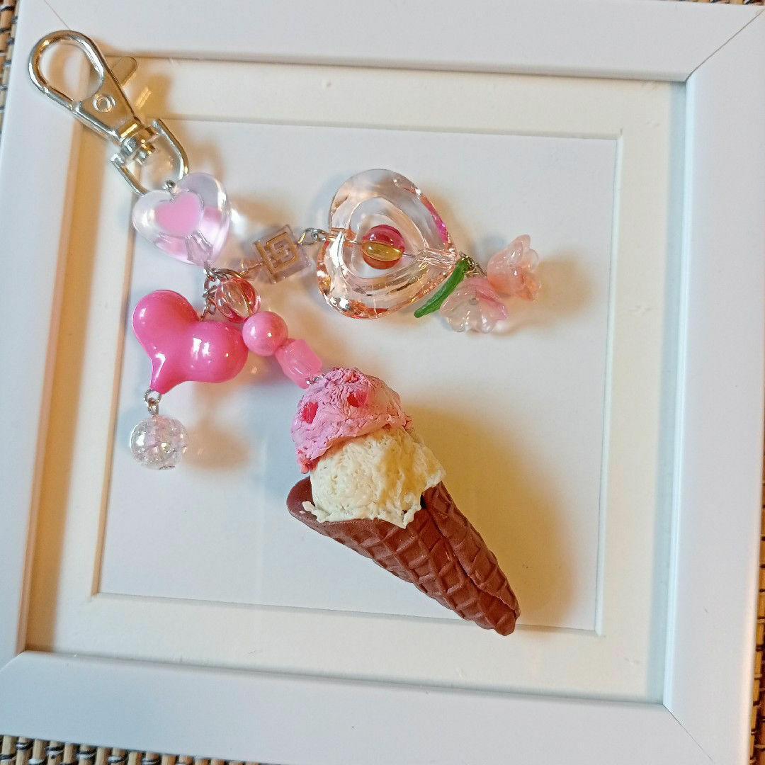 フェイクスイーツキーホルダー　コーンアイス　006 ハンドメイドのアクセサリー(キーホルダー/ストラップ)の商品写真
