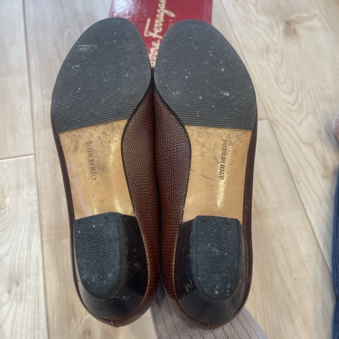 Salvatore Ferragamo(サルヴァトーレフェラガモ)のフェラガモ VARA ヴァラリボン パンプス 6C レディースの靴/シューズ(ハイヒール/パンプス)の商品写真