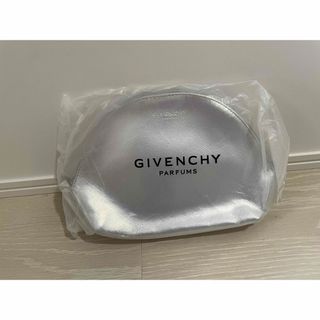 GIVENCHY(ポーチ ・ シルバー/銀色系)のフリマアイテム一覧 GIVENCHY(ポーチ ・ シルバー/銀色系)のフリマアイテム一覧