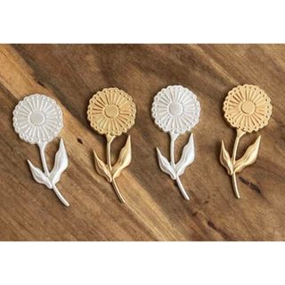 【新品】金属　お花の箸置き(4つ)(食器)