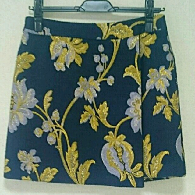 GRACE CONTINENTAL(グレースコンチネンタル)のグレースコンチネンタル✨花刺繍スカート❤ レディースのスカート(ミニスカート)の商品写真