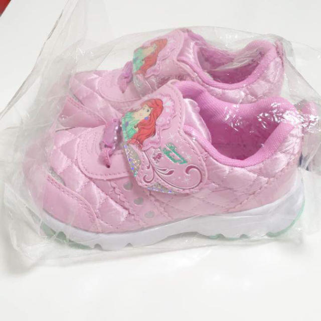 Disney(ディズニー)の新品、未開封 アリエル 靴 ピンク 17cm キッズ/ベビー/マタニティのキッズ靴/シューズ(15cm~)(スニーカー)の商品写真